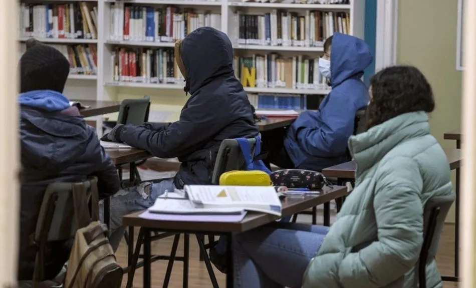 La Confederación Estatal de Asociaciones de Estudiantes (CANAE) denuncia la situación de frío extremo en el interior de los centros educativos | EP