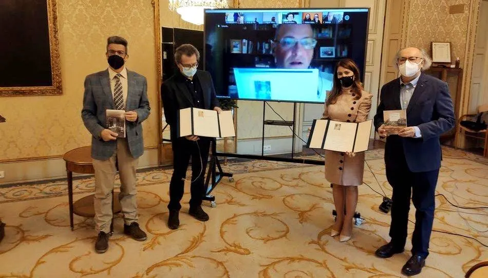 Crisanto Pérez y Luis Ramos recogen los Premios de Novela y Poesía Ciudad de Salamanca 2020. Foto EP