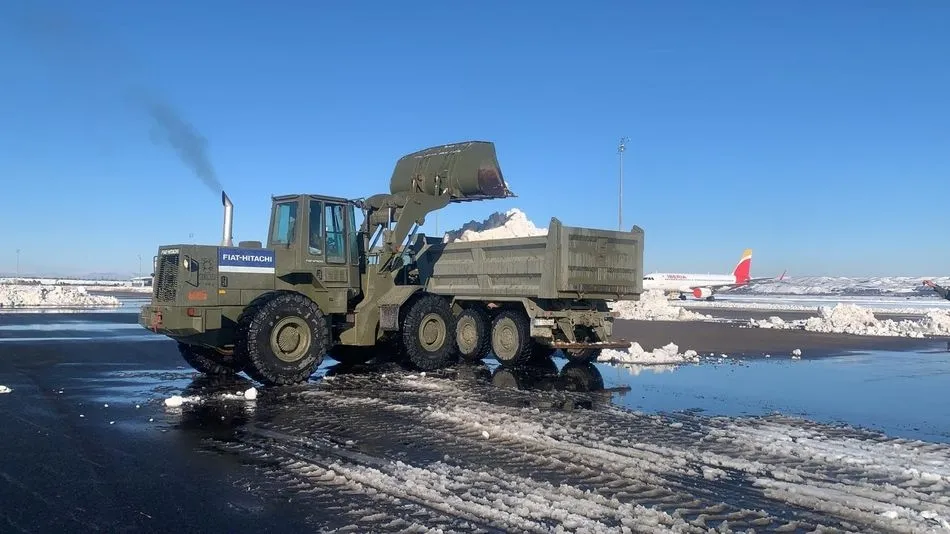Cargadora del REI 11 en el aeropuerto de Barajas