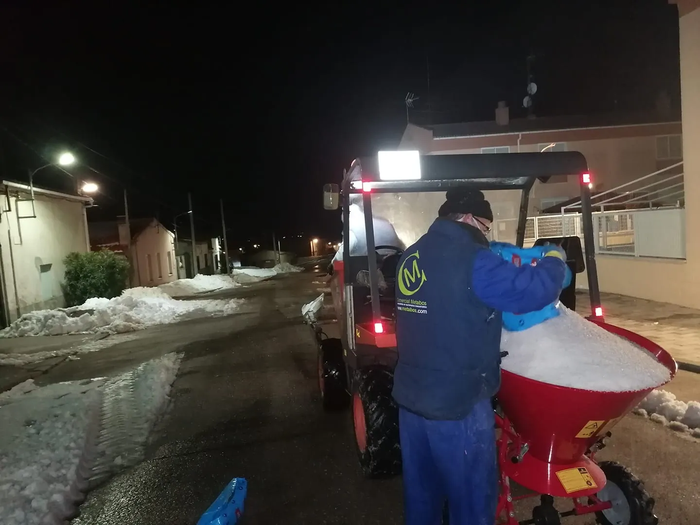 Trabajos de aplicación de sal en las calles de Villoruela. | Foto: Basilio Sánchez