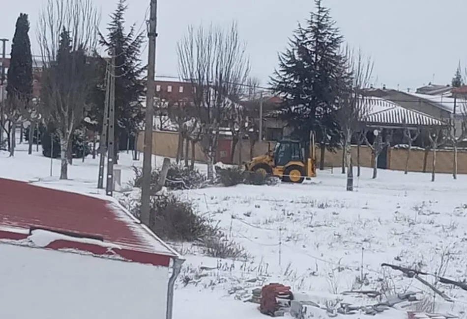 Foto 7 - Colaboraci&oacute;n vecinal para facilitar la circulaci&oacute;n tras la nevada  