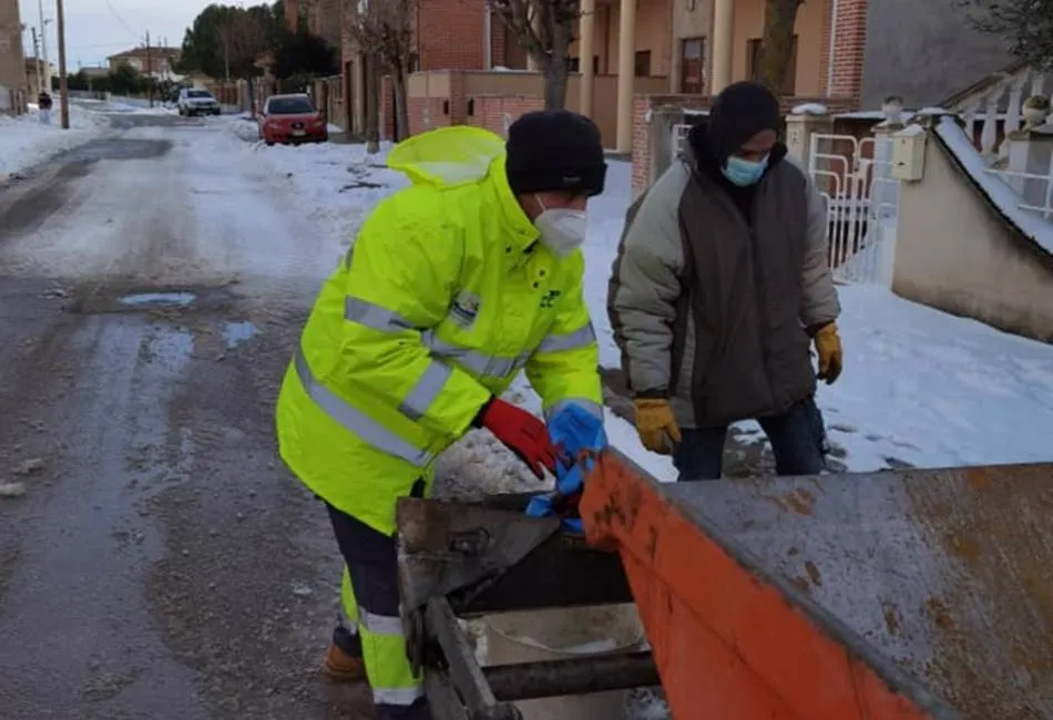Colaboración vecinal para facilitar la circulación tras la nevada  