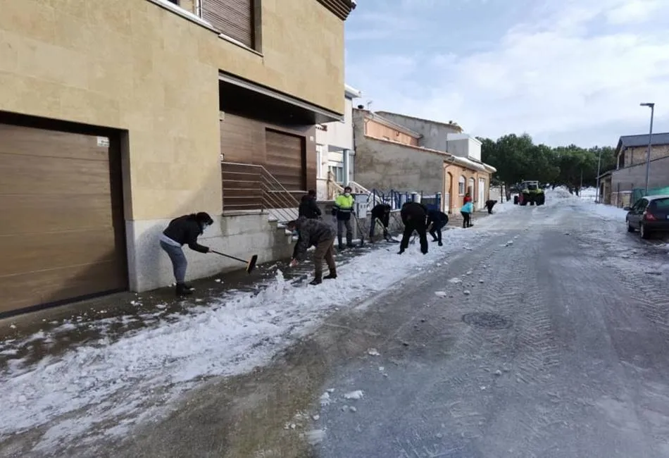 Foto 5 - Colaboraci&oacute;n vecinal para facilitar la circulaci&oacute;n tras la nevada  