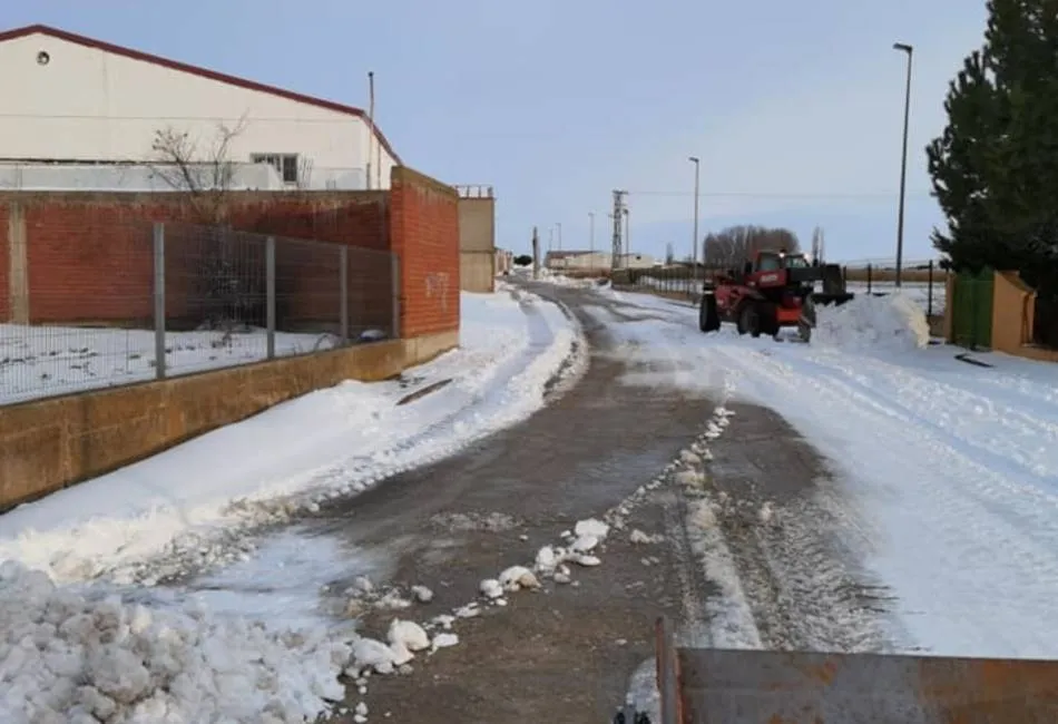 Foto 4 - Colaboraci&oacute;n vecinal para facilitar la circulaci&oacute;n tras la nevada  
