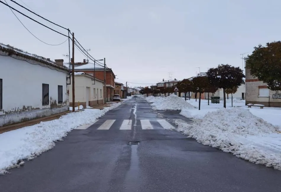 Foto 2 - Colaboraci&oacute;n vecinal para facilitar la circulaci&oacute;n tras la nevada  