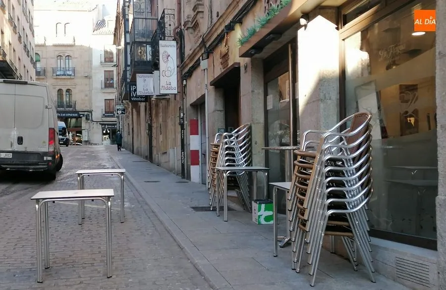 Foto 11 - Parte de la hosteler&iacute;a charra se aferran a las terrazas, a pesar del fr&iacute;o, para evitar el cierre