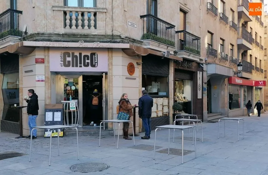 Foto 10 - Parte de la hosteler&iacute;a charra se aferran a las terrazas, a pesar del fr&iacute;o, para evitar el cierre