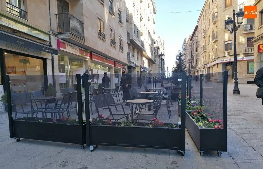 Foto 9 - Parte de la hosteler&iacute;a charra se aferran a las terrazas, a pesar del fr&iacute;o, para evitar el cierre