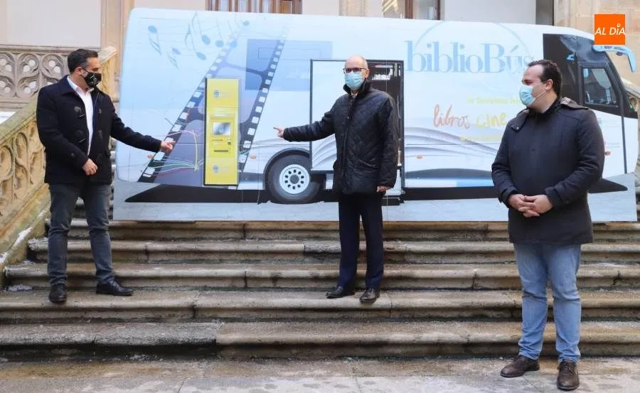 El presidente de la Diputación de Salamanca, Javier Iglesias, presenta una iniciativa pionera para combatir la exclusión financiera que afecta a numerosos municipios de la provincia. Foto de Lydia González