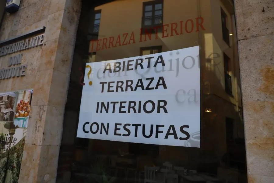 Foto 8 - Parte de la hosteler&iacute;a charra se aferran a las terrazas, a pesar del fr&iacute;o, para evitar el cierre