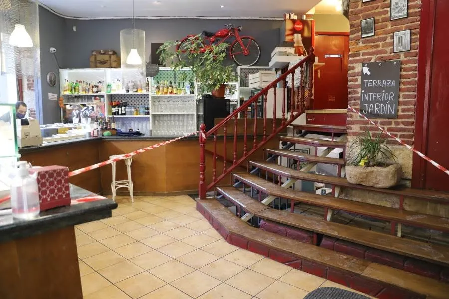 Foto 6 - Parte de la hosteler&iacute;a charra se aferran a las terrazas, a pesar del fr&iacute;o, para evitar el cierre