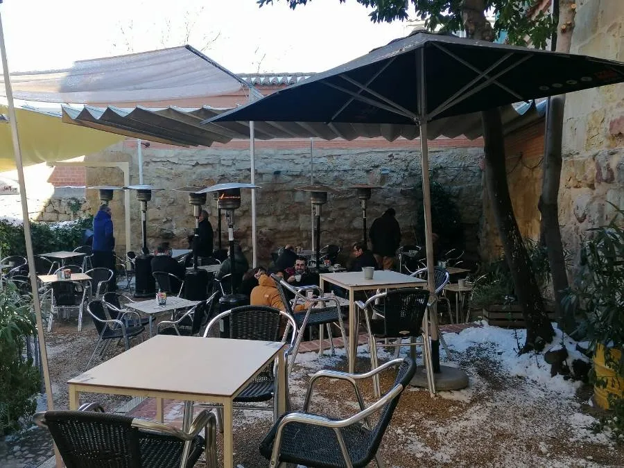 Foto 5 - Parte de la hosteler&iacute;a charra se aferran a las terrazas, a pesar del fr&iacute;o, para evitar el cierre