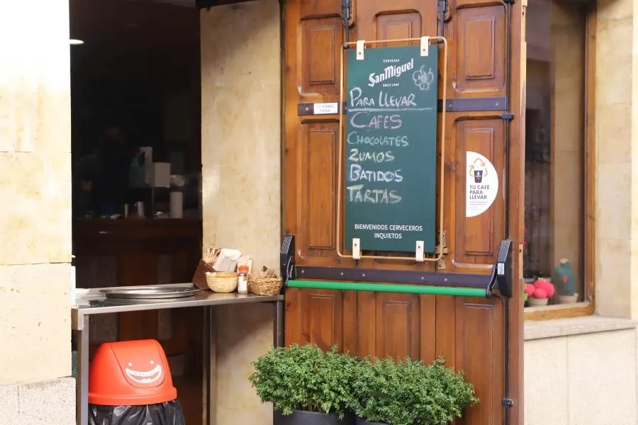 Foto 4 - Parte de la hosteler&iacute;a charra se aferran a las terrazas, a pesar del fr&iacute;o, para evitar el cierre