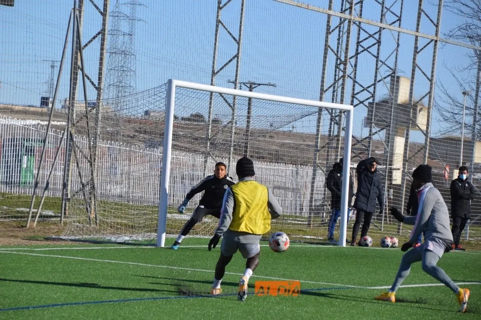 Foto 8 - Bryan Aleme, la gran novedad en el entrenamiento del Salamanca UDS