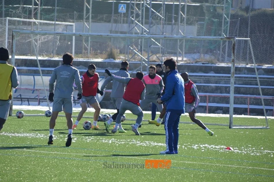 Foto 7 - Bryan Aleme, la gran novedad en el entrenamiento del Salamanca UDS
