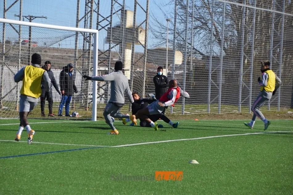 Foto 5 - Bryan Aleme, la gran novedad en el entrenamiento del Salamanca UDS