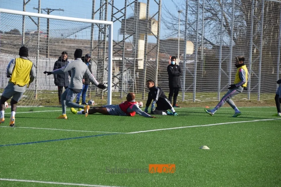 Foto 3 - Bryan Aleme, la gran novedad en el entrenamiento del Salamanca UDS