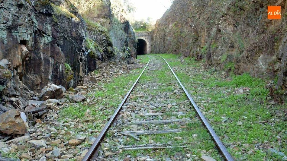 Camino de Hierro, en la antigua línea férrea de La Fregeneda. Foto de archivo