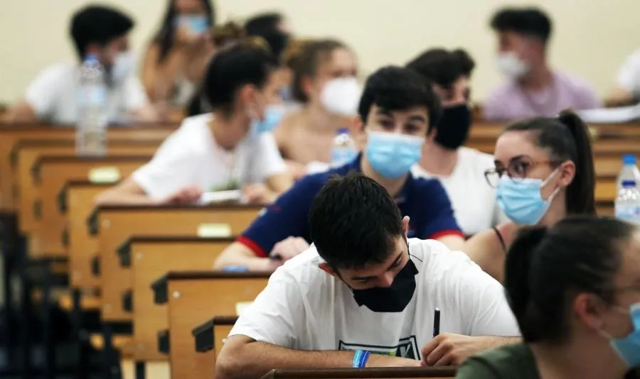 Estudiantes en la Universidad de Málaga durante la realización de las pruebas de la EBAU el año pasado. Foto de Álex Zea - EuP Archivo