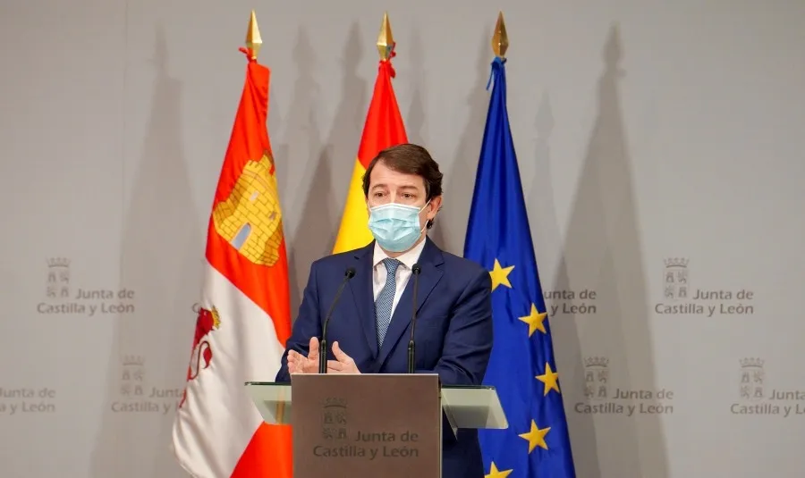 El presidente de la Junta de Castilla y León, Alfonso Fernández Mañueco, en la rueda de prensa en la que ha concretado que este incremento beneficiará a 73.306 personas con dependencia de la Comunidad