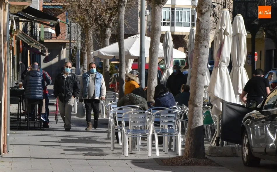 Notable despliegue de terrazas en el primer día de cierre del interior de los establecimientos de...