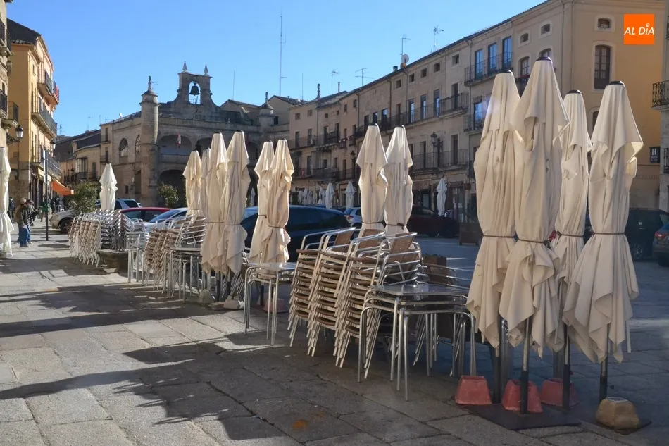 Foto 5 - Notable despliegue de terrazas en el primer d&iacute;a de cierre del interior de los establecimientos de...