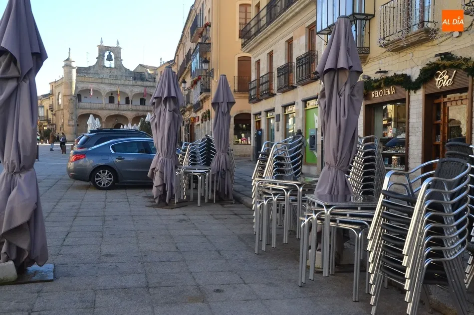 Foto 4 - Notable despliegue de terrazas en el primer d&iacute;a de cierre del interior de los establecimientos de...