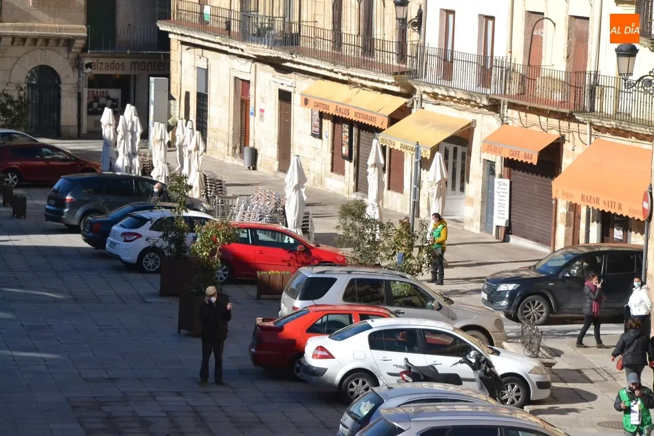 Foto 2 - Notable despliegue de terrazas en el primer d&iacute;a de cierre del interior de los establecimientos de...
