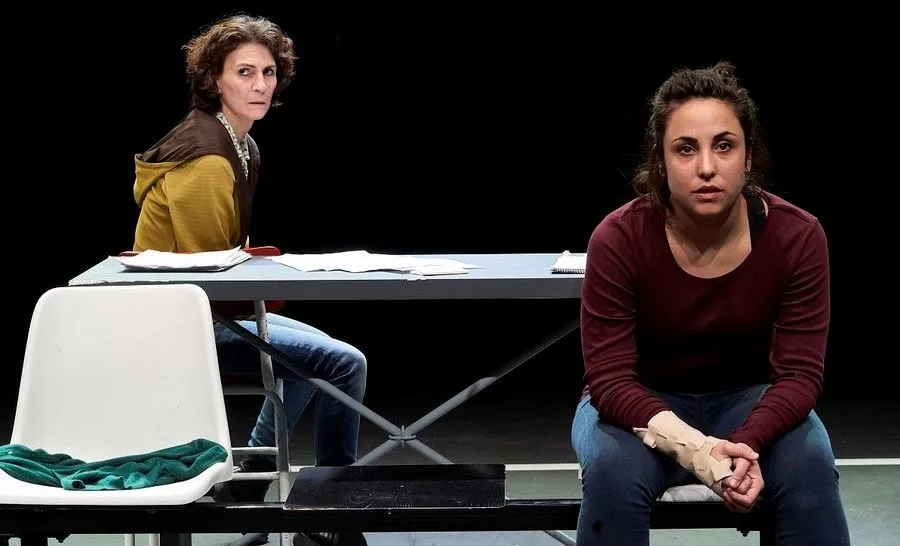 Gema Matarranz y Marta Megías en una escena de la obra La isla
