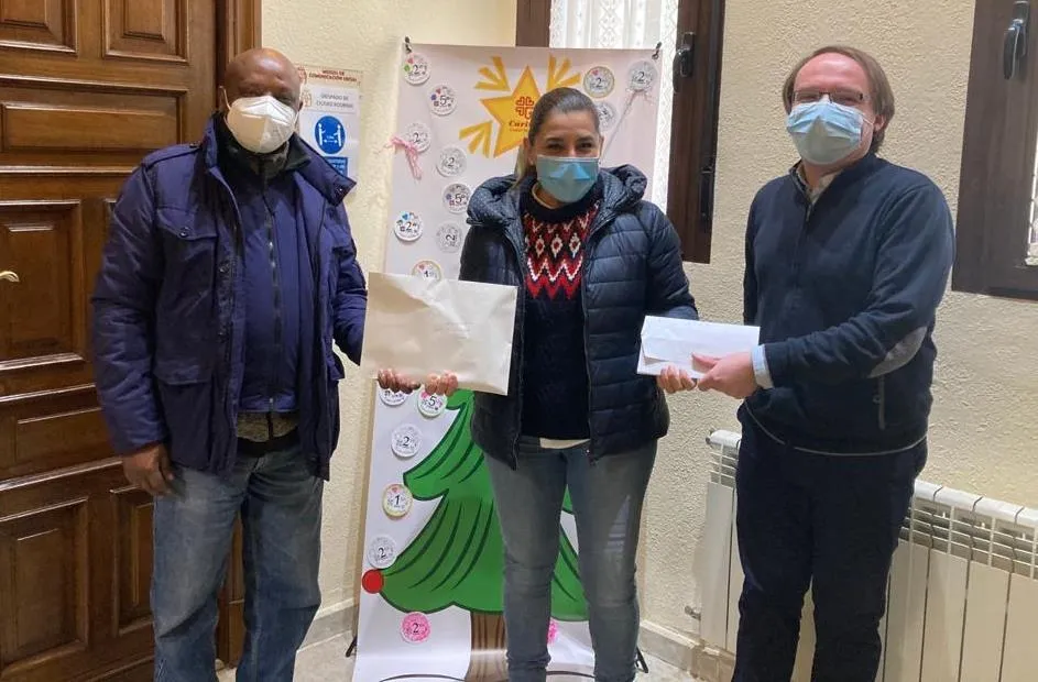 Cáritas recibe el dinero recaudado en la Parroquia de El Salvador  