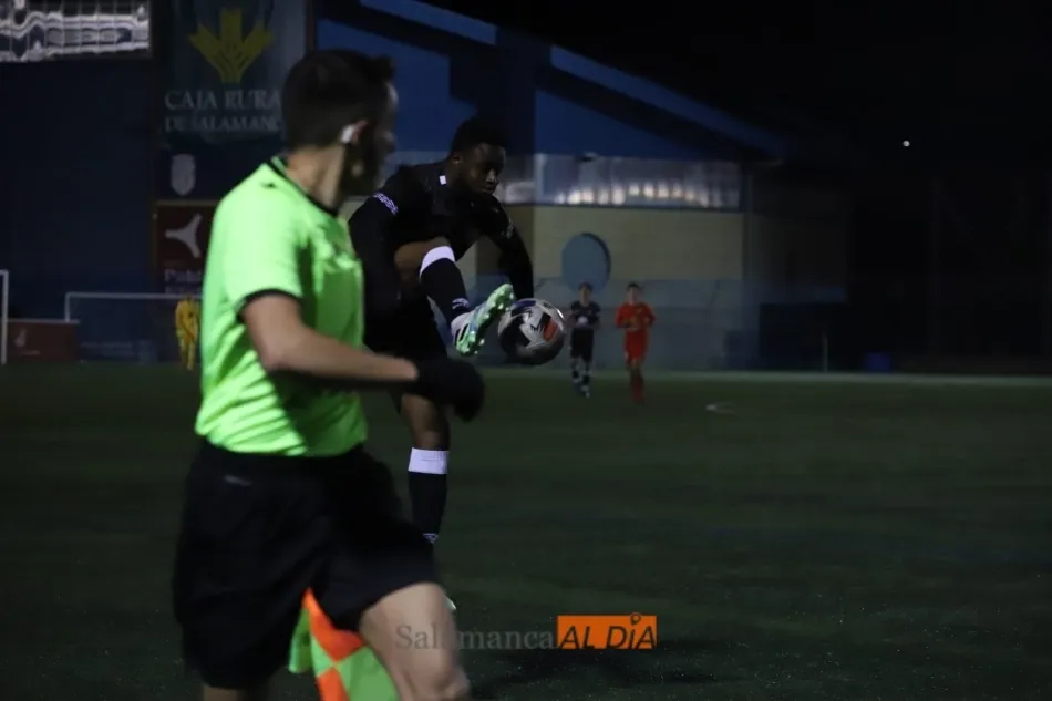Foto 7 - A Denilson se le enciende la luz para que el Salamanca UDS &lsquo;B&rsquo; se lleve el derbi ante el Santa...
