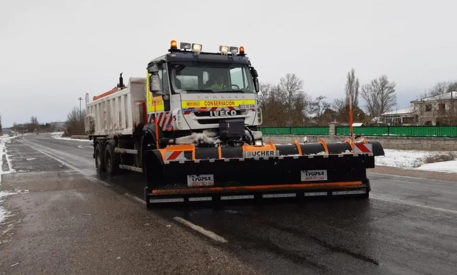 Las máquinas quitanieve siguen funcionando en varias carreteras de Castilla y Léon