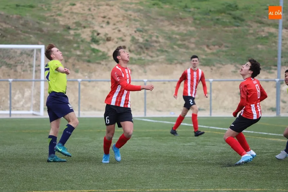 Un partido de fútbol base en Los Cuernos / Archivo