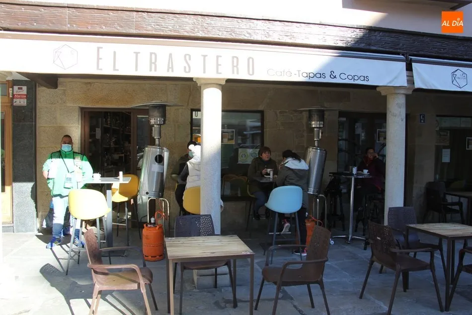 Foto 2 - Los hosteleros de Vitigudino se adaptan a la normativa anti-COVID de la Junta  