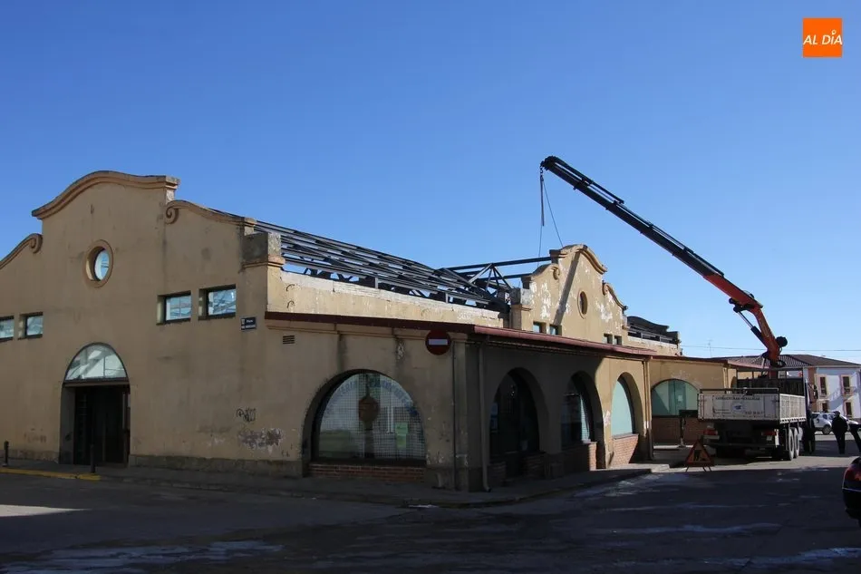 Foto 4 - A punto de concluir la instalaci&oacute;n de la estructura del tejado del Mercado de Abastos de...
