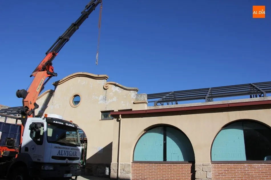Foto 3 - A punto de concluir la instalaci&oacute;n de la estructura del tejado del Mercado de Abastos de...