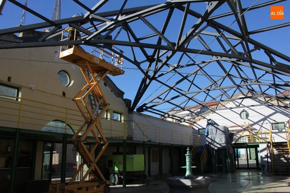Foto 2 - A punto de concluir la instalaci&oacute;n de la estructura del tejado del Mercado de Abastos de...