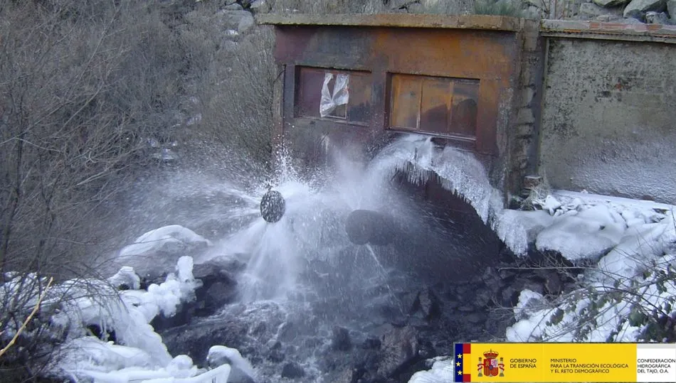 Se instala una nueva microturbina generadora de energía eléctrica para aprovechar el cauce ecológico de la presa de Navamuño