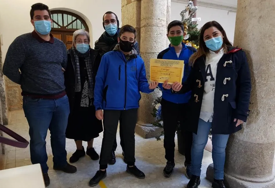 La comunidad educativa del Seminario recauda 110€ con las bolas solidarias de Cáritas  