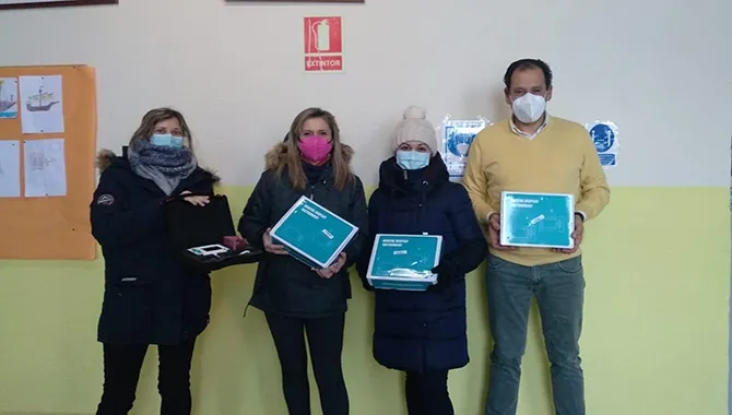 Integrantes de la Ampa San Miguel hacen entrega de medidores del CO2 a la comunidad educativa del Miguel de Unamuno
