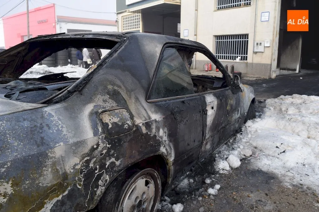 Foto 2 - Un incendio en un taller mec&aacute;nico deja m&aacute;s de cinco veh&iacute;culos calcinados y graves desperfectos