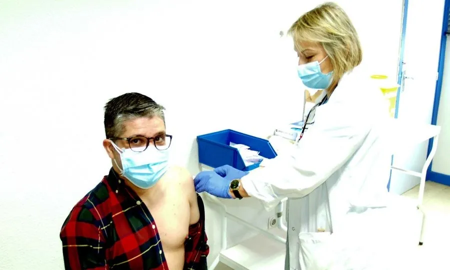 Foto 3 - El jefe de Urgencias del Hospital Cl&iacute;nico, primer sanitario vacunado de coronavirus en la provincia