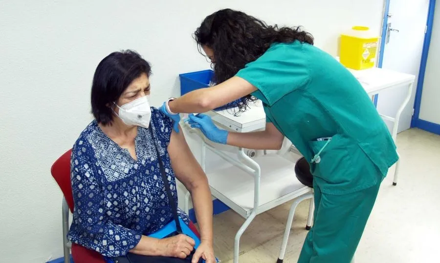 Foto 2 - El jefe de Urgencias del Hospital Cl&iacute;nico, primer sanitario vacunado de coronavirus en la provincia