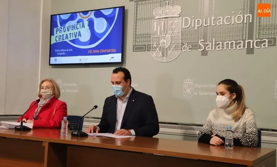 Presentación de Provincia Creativa con el delegado de Cultura, David Mingo, la vicerrectora de Ciencias de la Salud, Gestión de la Calidad y Política Académica de la USAL, Purificación Galindo, y una de los integrantes de la productora cinematográfica M