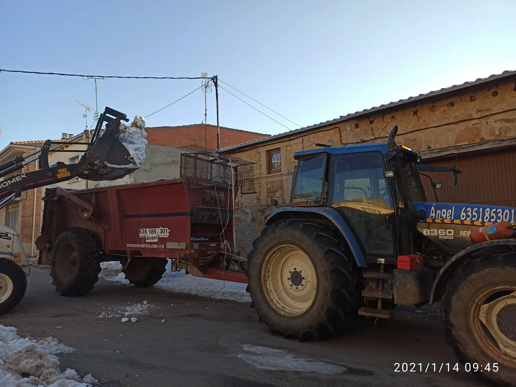 Máquinas retirando la nieve en Aldearrubia. | Marisa Rodero