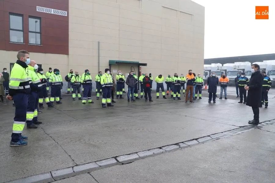 Foto 4 - El alcalde agradece a los servicios de limpieza y de seguridad su esfuerzo en la gesti&oacute;n de los...