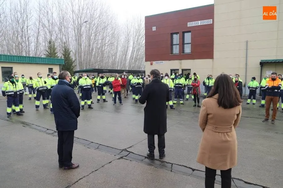 Foto 3 - El alcalde agradece a los servicios de limpieza y de seguridad su esfuerzo en la gesti&oacute;n de los...