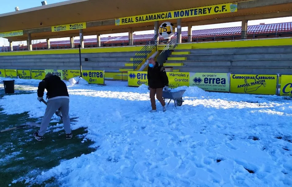 Trabajos de retirada de la nieve en el Reina Sofía | Foto: Twitter Real Salamanca Monterrey