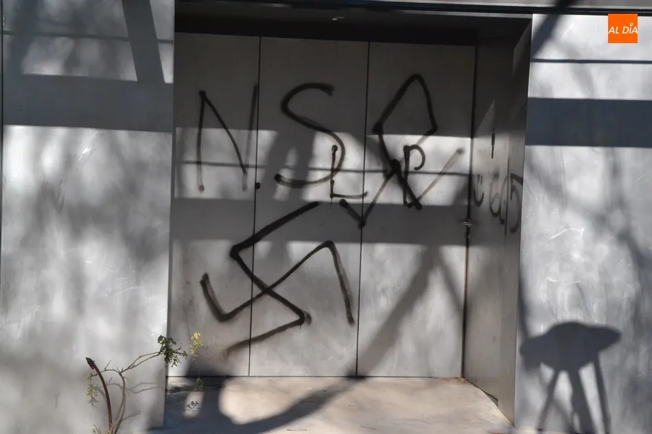 Foto 4 - Aparece simbolog&iacute;a nazi en varios puntos de Ciudad Rodrigo  