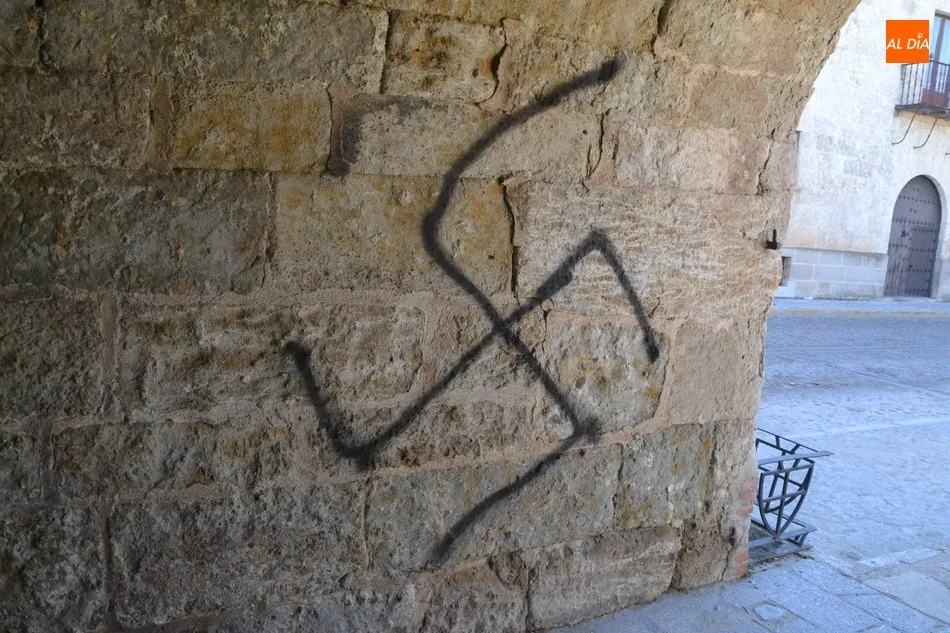 Foto 5 - Aparece simbolog&iacute;a nazi en varios puntos de Ciudad Rodrigo  